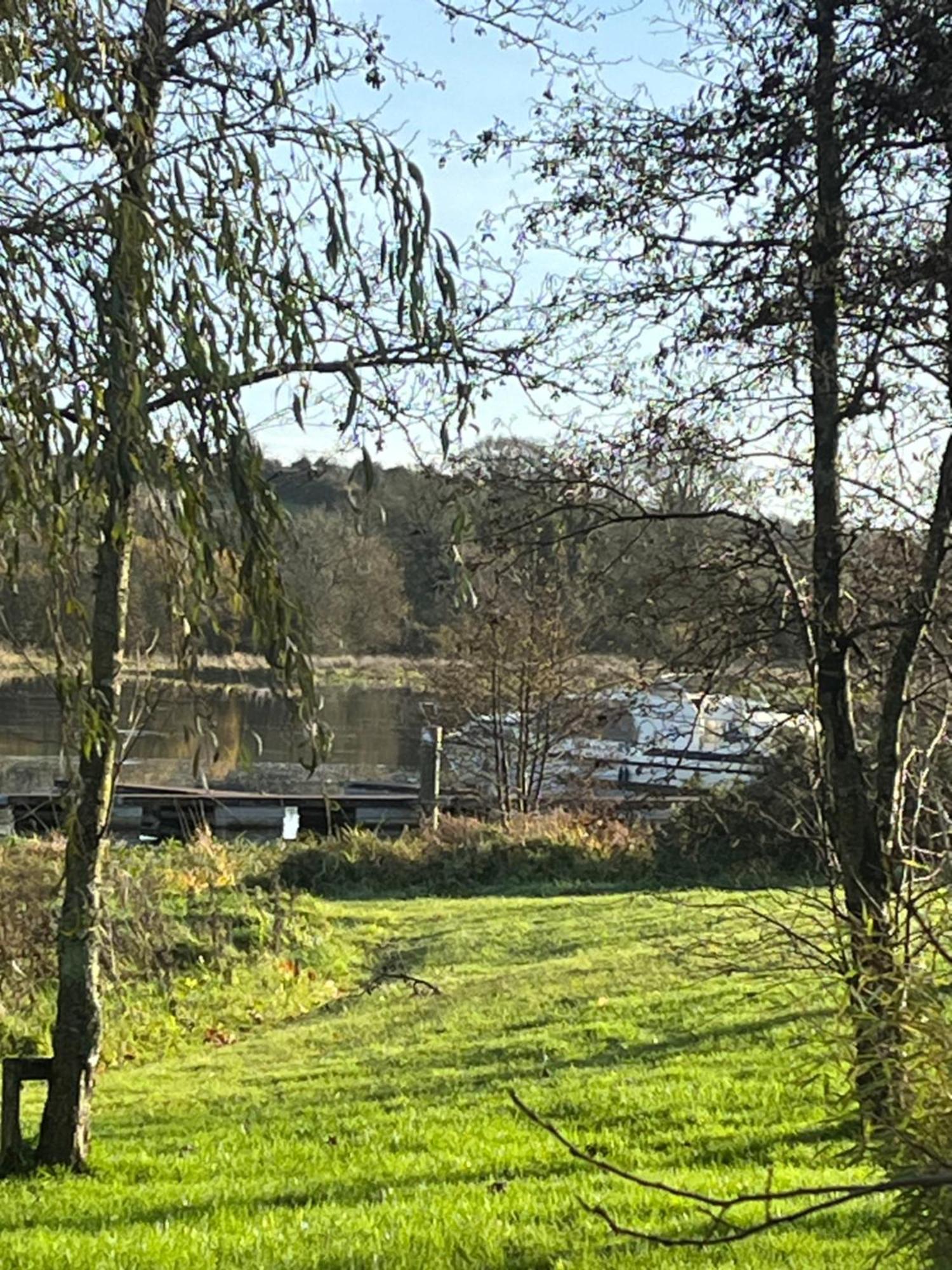 Riverside Lägenhet Raheelan Exteriör bild